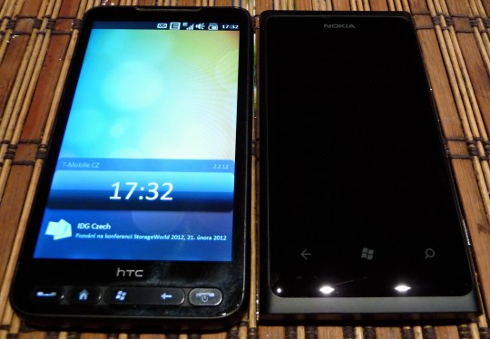 Srovnání Lumie (vpravo) s HTC HD2